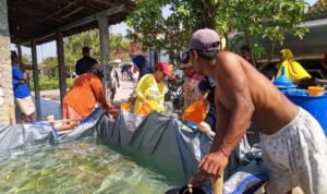 Foto : Warga Desa Mojoluhur Kecamatan Jaken saat menerima bantuan air bersih (Sumber : pesantenanpati.com/ Asy)