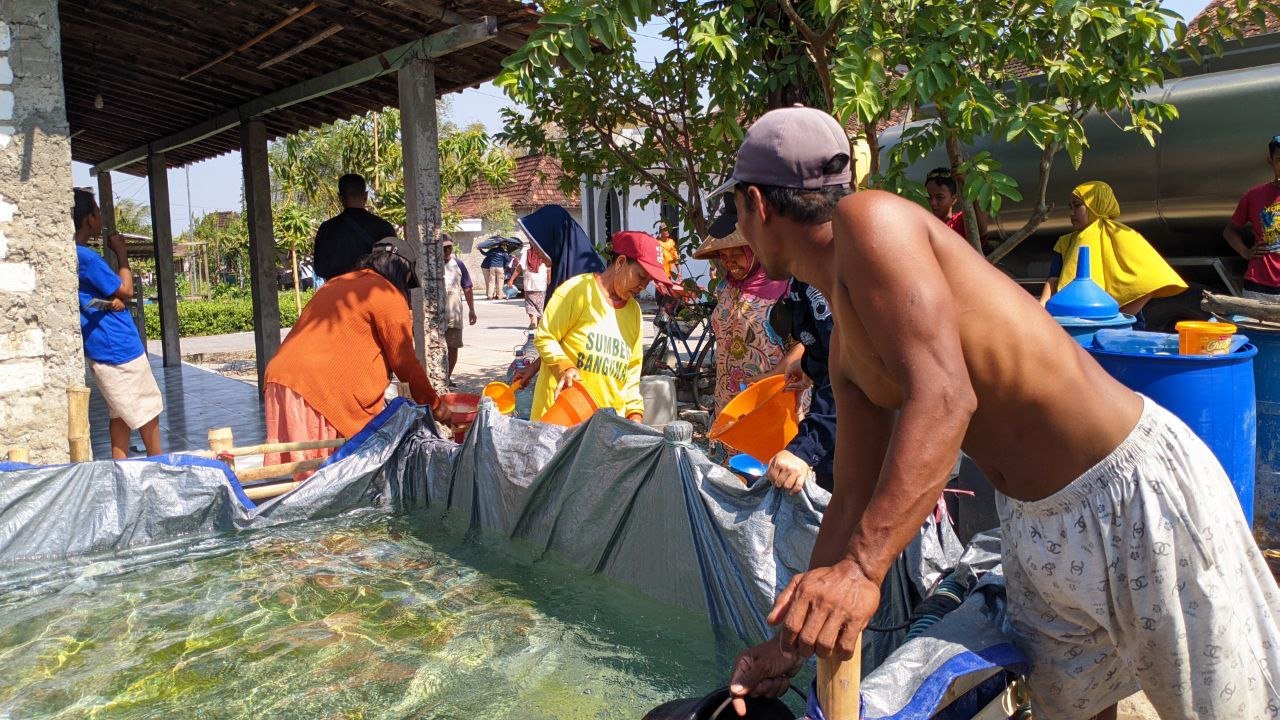 Foto : Warga Desa Mojoluhur Kecamatan Jaken saat menerima bantuan air bersih (Sumber : pesantenanpati.com/ Asy)