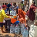 Foto : Ilustrasi penyaluran bantuan air bersih oleh relawan di wilayah kekeringan di Kabupaten Pati (Sumber : pesantenanpati.com/ Asy)