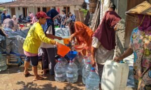 Foto : Ilustrasi penyaluran bantuan air bersih oleh relawan di wilayah kekeringan di Kabupaten Pati (Sumber : pesantenanpati.com/ Asy)