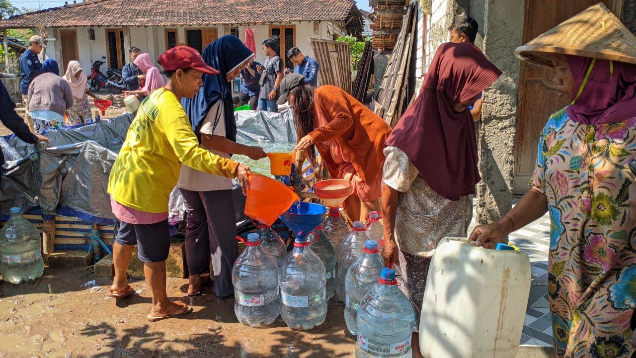 Foto : Ilustrasi penyaluran bantuan air bersih oleh relawan di wilayah kekeringan di Kabupaten Pati (Sumber : pesantenanpati.com/ Asy)