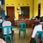 Foto : Warga Desa Serutsadang Kecamatan Winong terdampak bau busuk gudang ayam pedaging geruduk Balai desa (Sumber : pesantenanpati)