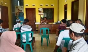Foto : Warga Desa Serutsadang Kecamatan Winong terdampak bau busuk gudang ayam pedaging geruduk Balai desa (Sumber : pesantenanpati)