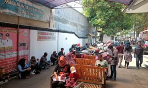 Foto : Suasana masyarakat saat melakukan layanan pengaduan kependudukan di Disdukcapil Pati (Sumber : Pesantenanpati.com / Putri Asia)