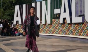Fashion Show batik di Alun-alun simpang lima Pati