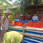 Foto : Warga Desa Degan, Kecamatan Winong, Kabupaten Pati saat berbondong - bondong ambil air bersih (Sumber : Putri Asia / Pesantenanpati)