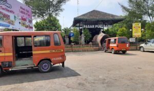Foto: angkudes di pasar Puri Baru (foto: Kafi/pesantenanpati.com)