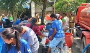 Foto : Pendistribusian bantuan air bersih dari BPBD dan menggandeng pihak lain (Sumber : Dokumentasi BPND Pati)