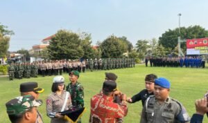 Foto: Kapolresta Pati saat mengecek Pasukan Dalam Apel Gelar Pasukan Operasi Mantap Brata 2023-2024 (pesantenanpati.com/ istimewa)
