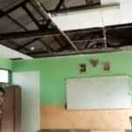 Foto : Kondisi SD Negeri Bermi 03, Kecamatan Gembong, Kabupaten Pati dengan plafon atap ruang kelas rusak (Sumber : pesantenanpati.com)