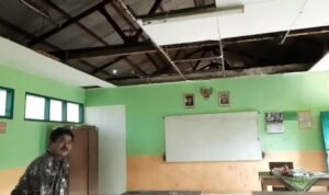Foto : Kondisi SD Negeri Bermi 03, Kecamatan Gembong, Kabupaten Pati dengan plafon atap ruang kelas rusak (Sumber : pesantenanpati.com)