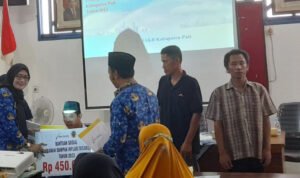 Foto : Pemberian bansos penanganan dampak inflasi di Pati pada penyandang disabilitas (Sumber : Dokumentasi Dinsosp3akb)