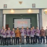 Foto: Kepala Lapas Kelas IIB Pati saat memberikan selamat kepada Kepala KPLP (pesantenanpati.com/ istimewa)