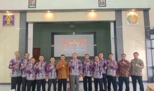 Foto: Kepala Lapas Kelas IIB Pati saat memberikan selamat kepada Kepala KPLP (pesantenanpati.com/ istimewa)