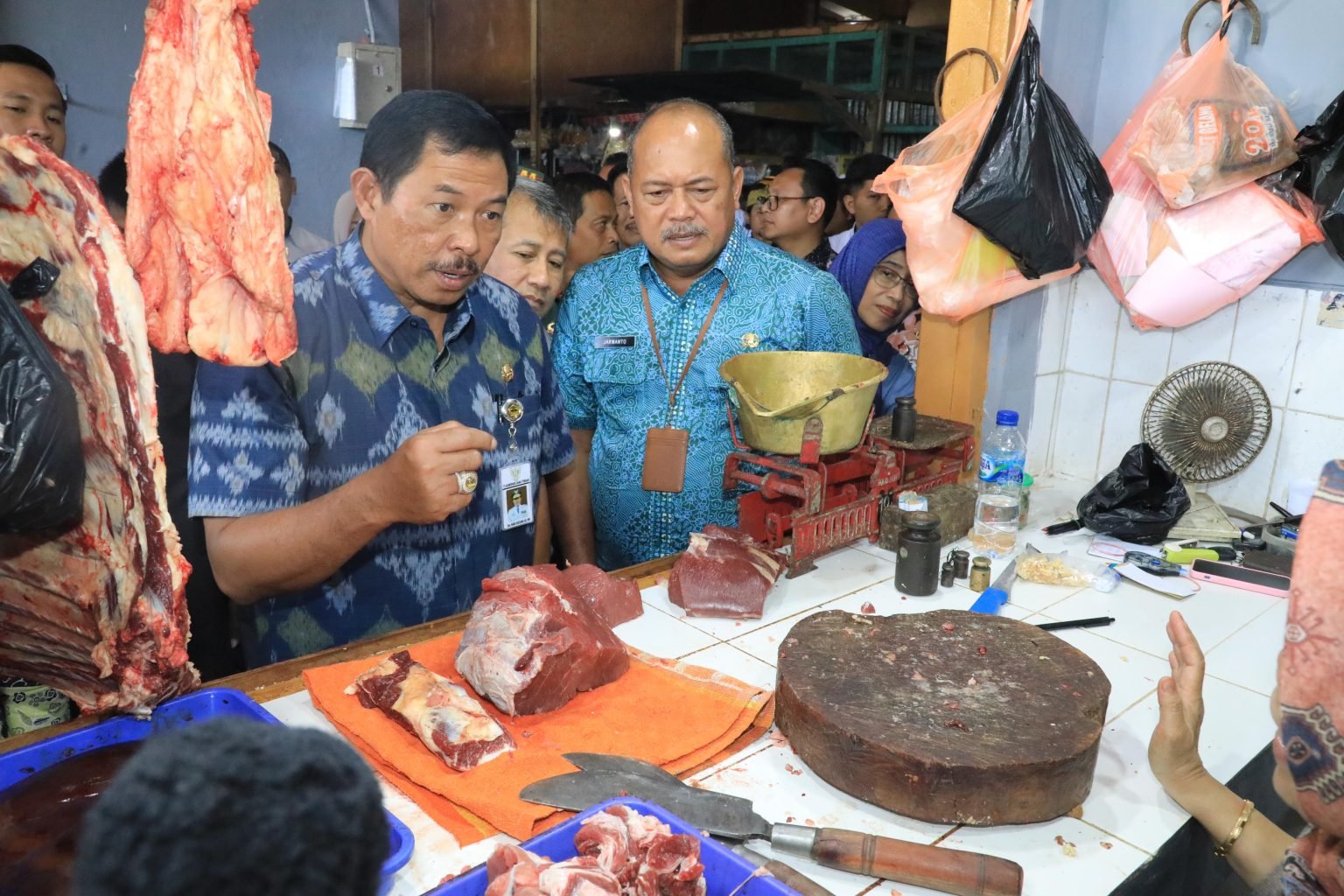 Foto: Penjabat Gubernur Jawa Tengah, Nana Sudjana saat pantau harga di pasar (Sumber: jatengprov)