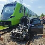 Foto: Tabrakan KA Feeder Whoosh dan minibus (istimewa)