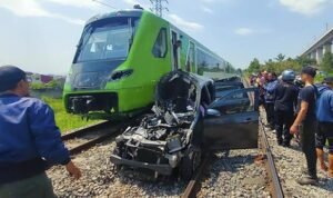 Foto: Tabrakan KA Feeder Whoosh dan minibus (istimewa)