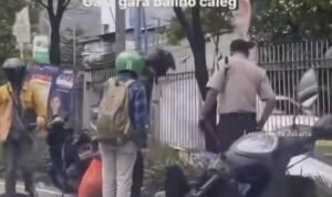 Foto: tangkapan layar video pengendara tertimpa baliho (Sumber: istimewa)