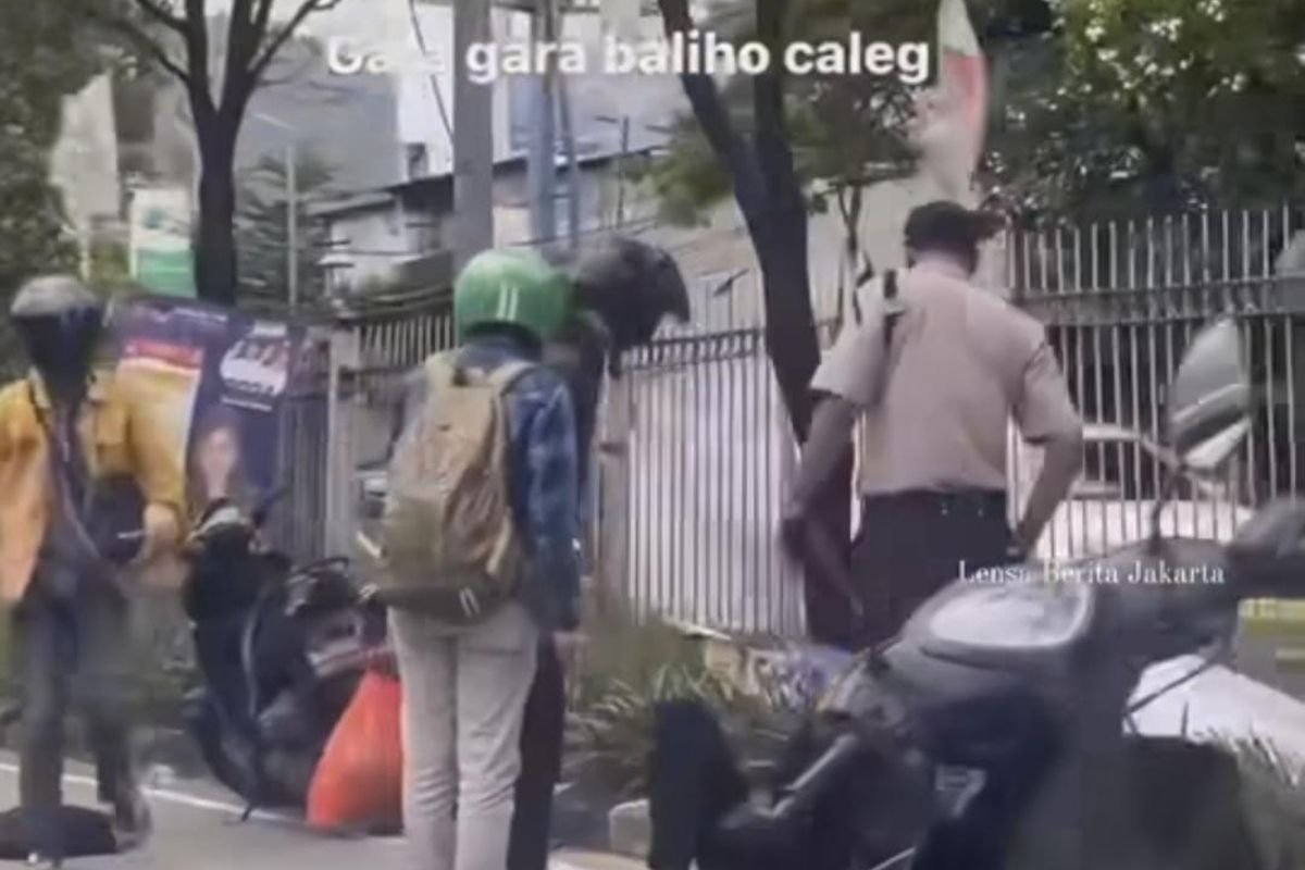 Foto: tangkapan layar video pengendara tertimpa baliho (Sumber: istimewa)