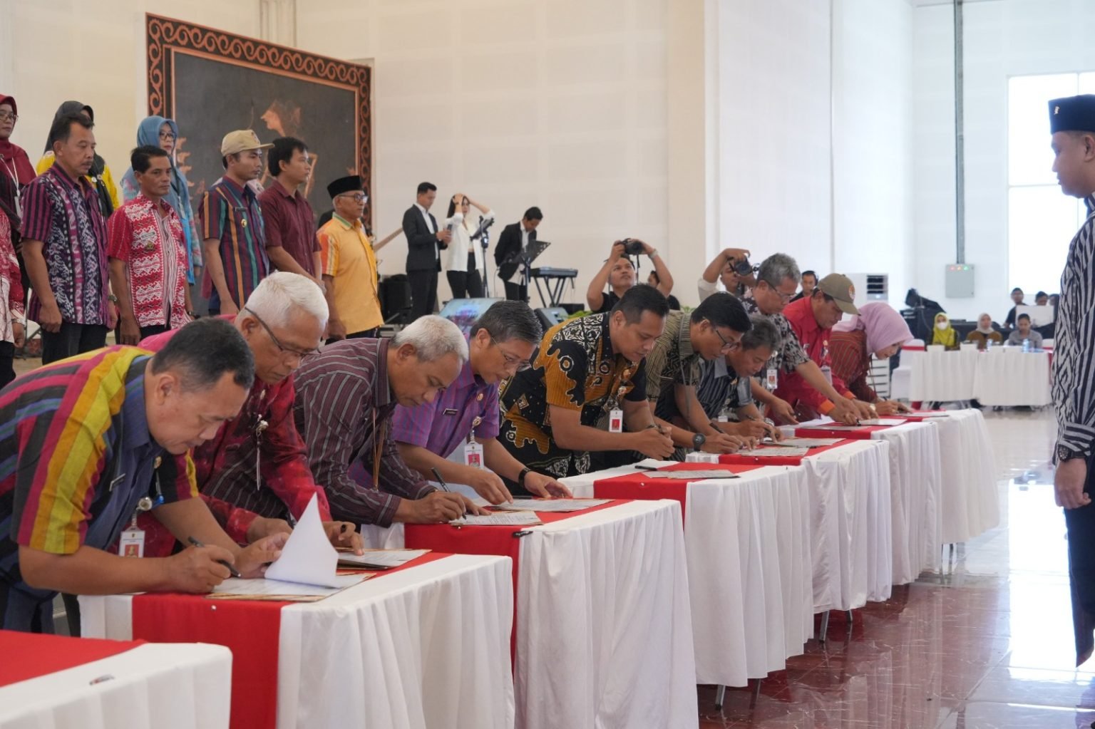 Foto: penandatanganan pakta integritas (Sumber: jatengprov)