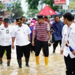Henggar tinjau banjir Henggar tinjau banjir