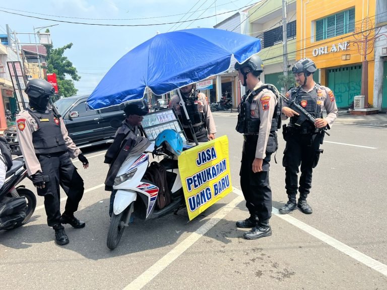 patroli ke jasa penukaran uang baru