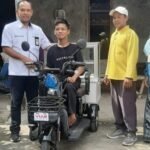 Foto: Cahyo Awwali Ardandi mendapatkan bantuan sepeda listrik roda tiga (Sumber: Pemkab Rembang)