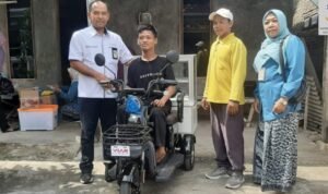 Foto: Cahyo Awwali Ardandi mendapatkan bantuan sepeda listrik roda tiga (Sumber: Pemkab Rembang)