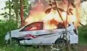 Mobil bos rental dibakar massa di Sukolilo, Pati (Sumber: Istimewa)
