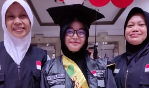 Foto: Petugas Haji Asal Rembang Wisuda Ditengah Bertugas (Sumber: Pemkab Rembang)