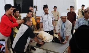 Foto: Juru sembelih belajar teknik potong hewan kurban sesuai syariat Islam (Sumber: Pemprov Jateng)