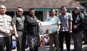 Foto: Kelompok tani terima bantuan alat pertanian dari Kementan (Sumber: Pemkab Pati)