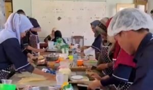 Foto: Pelatihan membuat roti dan kue bagi penyandang disabilitas (Sumber: Pemkab Rembang)