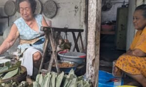 Foto: Penjual bakcang dan kwecang (Sumber: Pemkab Rembang)