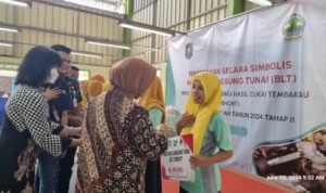 Penyerahan BLT DBHCHT kepada pekerja rokok di Purworejo (Dok. Pemprov Jateng)