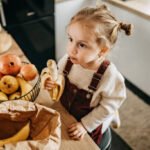 Foto: Ilustrasi makan pisang (Sumber: iStock)