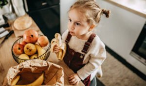 Foto: Ilustrasi makan pisang (Sumber: iStock)