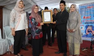 Penyerahan sertifikat elsimil kepada calon pengantin di Kabupaten Kendal (Dok. Pemprov Jateng)