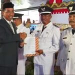 Bupati Rembang Abdul Hafidz menyerahkan SK perpanjangan masa jabatan kepada 277 kades (Dok. Pemprov Jateng)