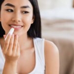 Ilustrasi menggunakan lip balm (Dok. iStock)