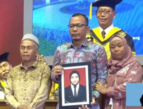 Momen widuda mahasiswi Unnes yang tewas kecelakaan di Trangkil, Gunungpati, Semarang (Dok. Youtube Unnes)