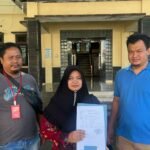 Foto: Pengambilan Tanda Terima Laporan Pengaduan Atas Dugaan Tindak Pidana Pengancaman ( Sumber: Pesantenanpati.com)