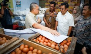 PJ Gubernur Jateng Bersama Menko Bidang Pangan dan Bapanas Kunjungi Warga Terdampak Banjir di Pekalongan/jatengprov