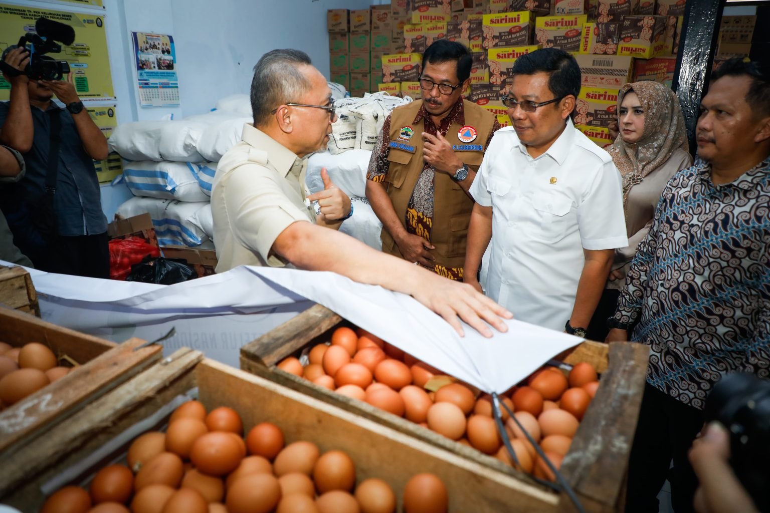 PJ Gubernur Jateng Bersama Menko Bidang Pangan dan Bapanas Kunjungi Warga Terdampak Banjir di Pekalongan/jatengprov