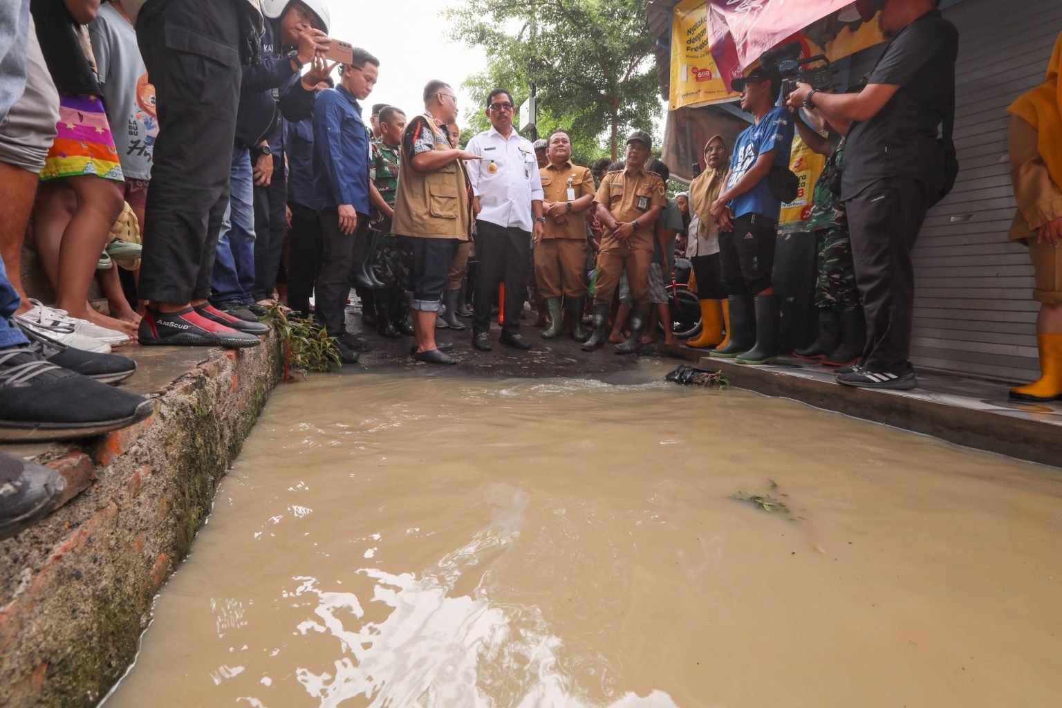 Tinjau-banjir-brebes2-1536x1024