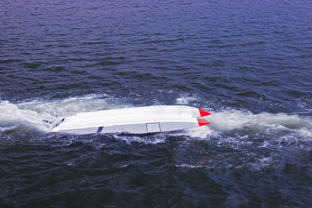 Ilustrasi speedboat terbalik/istock