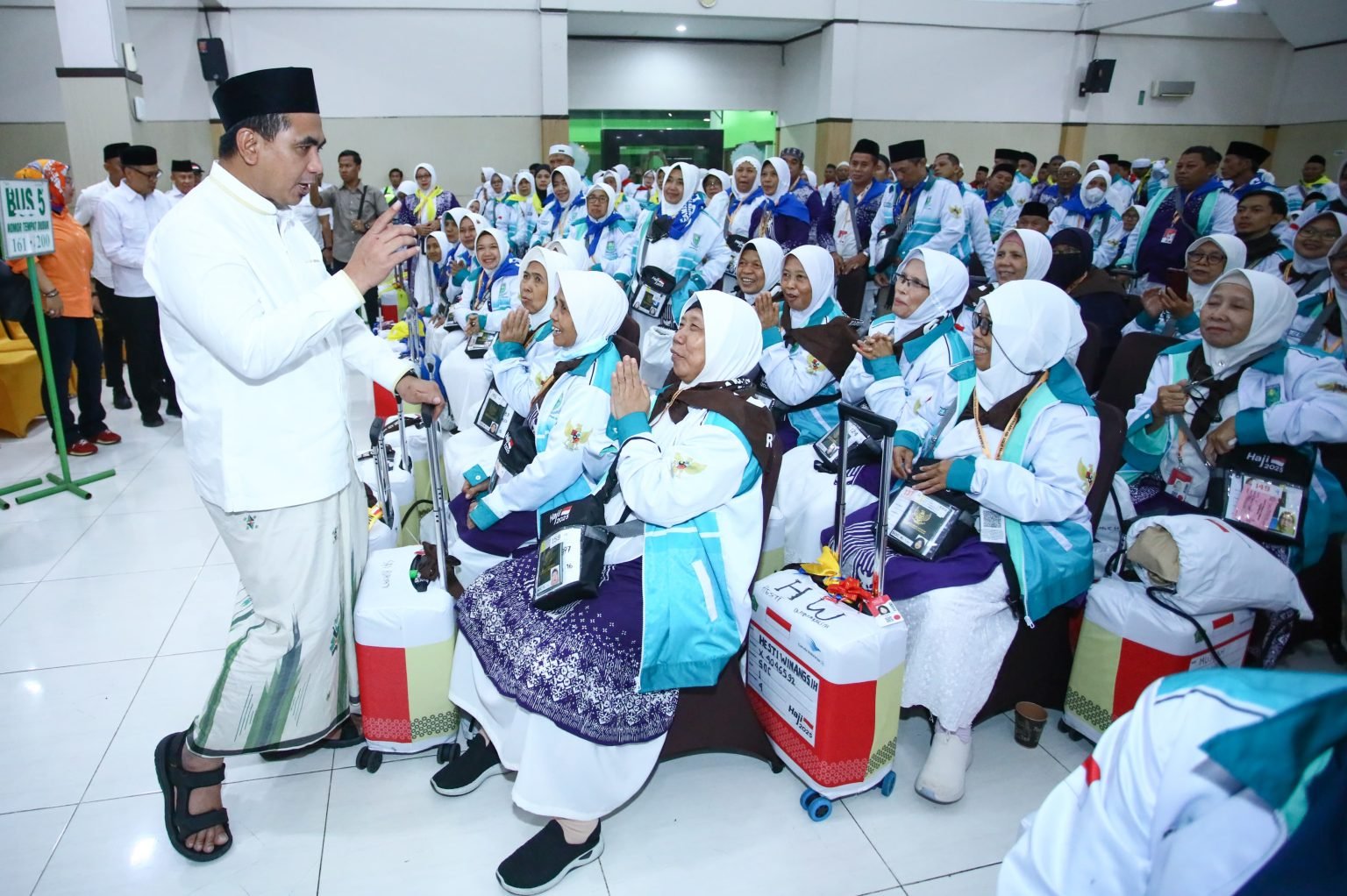 Wagub Jateng Lepas Keberangkatan Jemaah Haji Kloter 1 Embarkasi Solo
