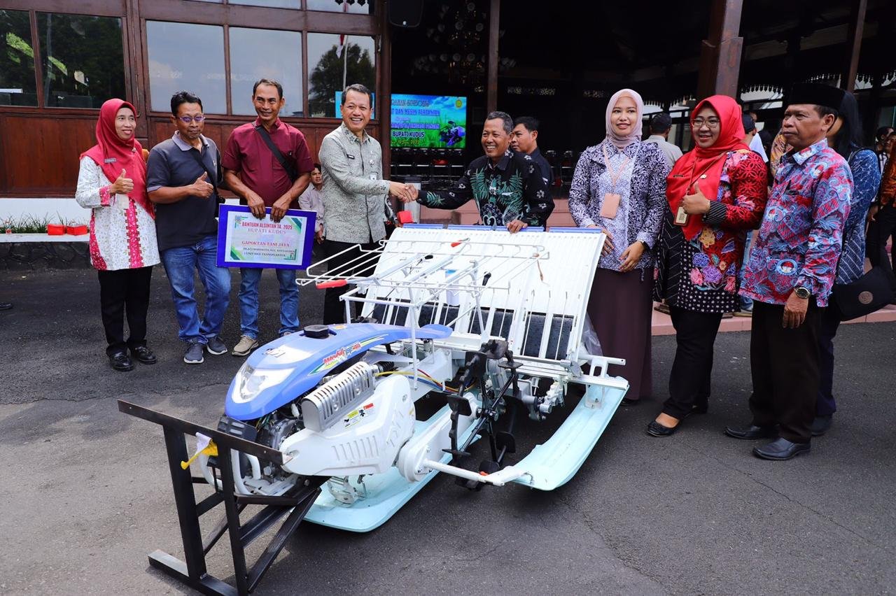 Bupati Kudus Serahkan Bantuan Alsintan pada Kelompok Tani /jatengprov