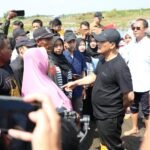Cegah Abrasi dan Rob, Gubernur Jateng Ikut Penanaman Mangrove di Pesisir Pantai Brebes/jatengprov