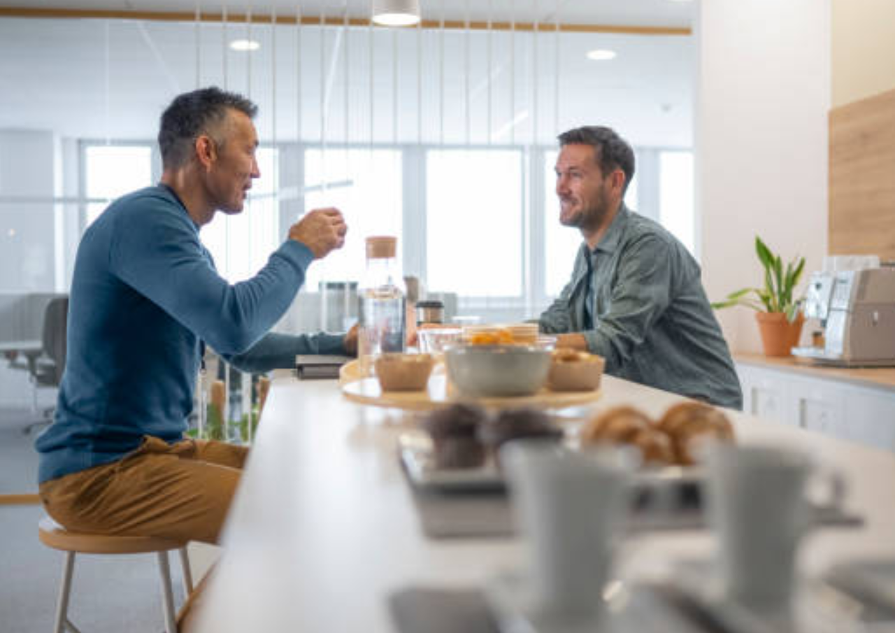Foto: ilustrasi orang minum air putih sebelum makan (sumber: istock)